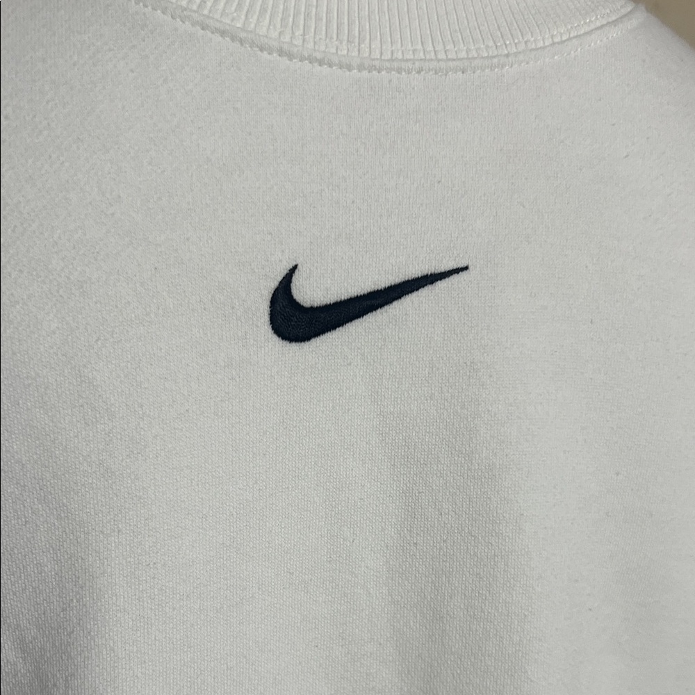 ☑️🚹Nike Men's Classic White Crewneck Sweater - Picture 12 of 17